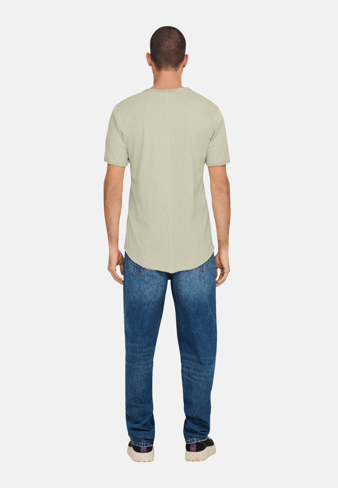 Only & Sons Kurzarmshirt Benne mit Rundhalsausschnitt, offene Kanten und Logo-Patch