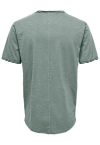 Only & Sons Kurzarmshirt Benne mit Rundhalsausschnitt, offene Kanten und Logo-Patch