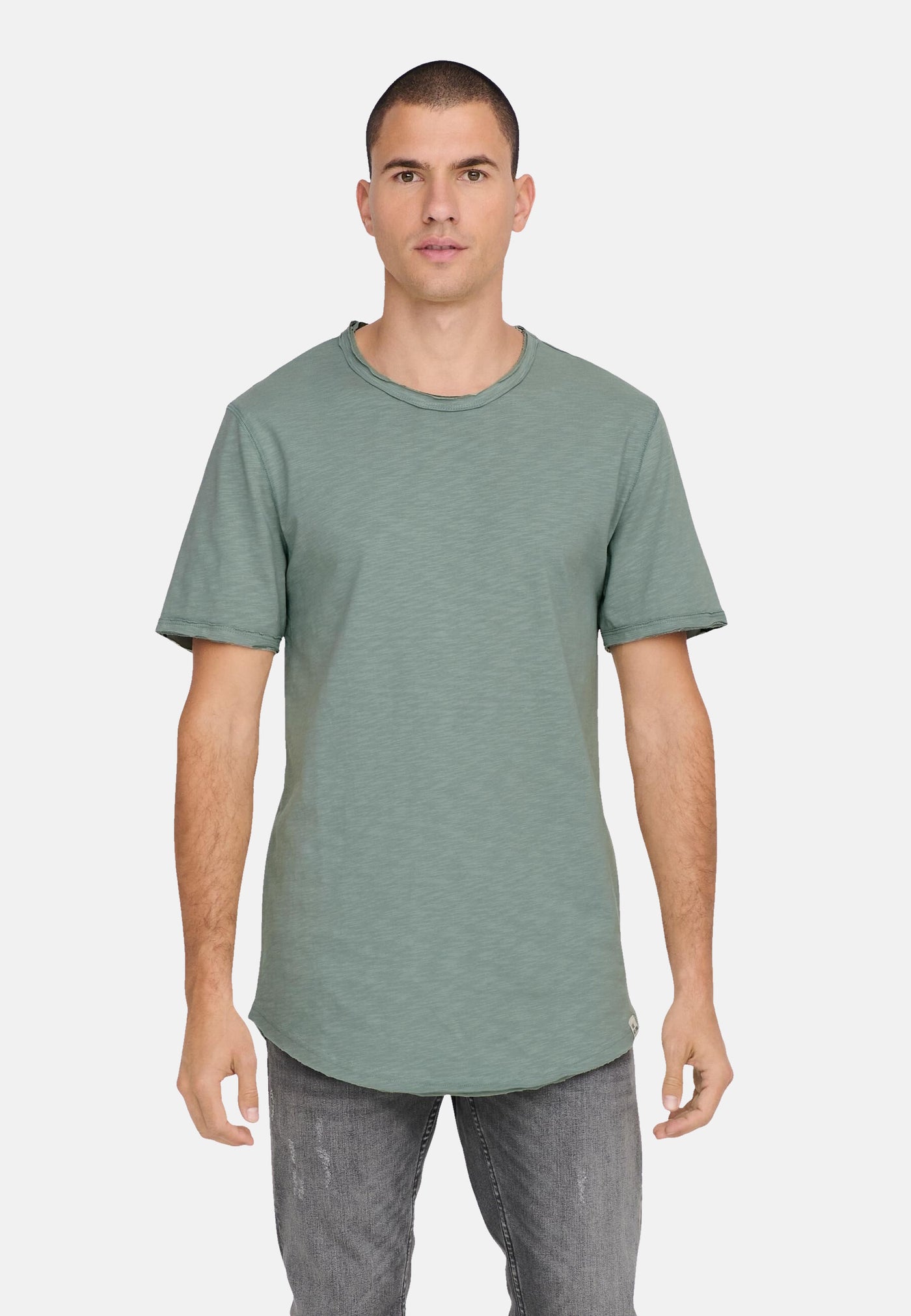 Only & Sons Kurzarmshirt Benne mit Rundhalsausschnitt, offene Kanten und Logo-Patch