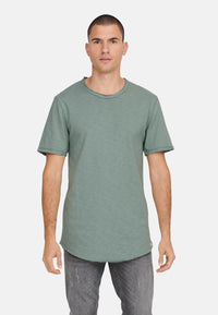 Only & Sons Kurzarmshirt Benne mit Rundhalsausschnitt, offene Kanten und Logo-Patch