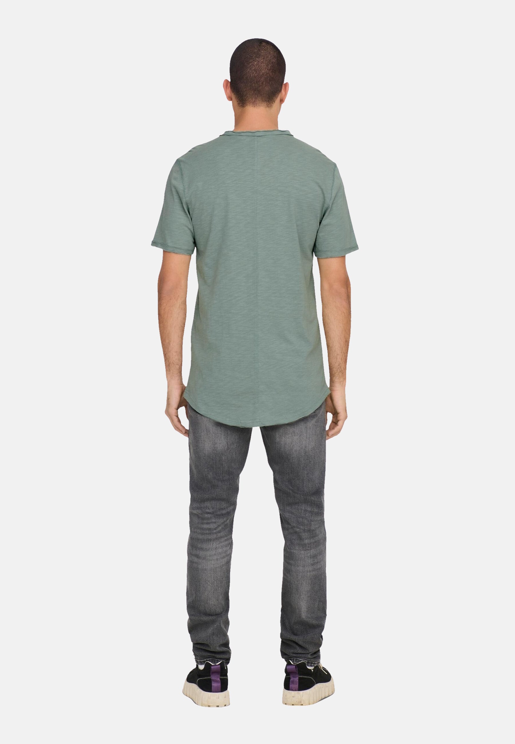 Only & Sons Kurzarmshirt Benne mit Rundhalsausschnitt, offene Kanten und Logo-Patch