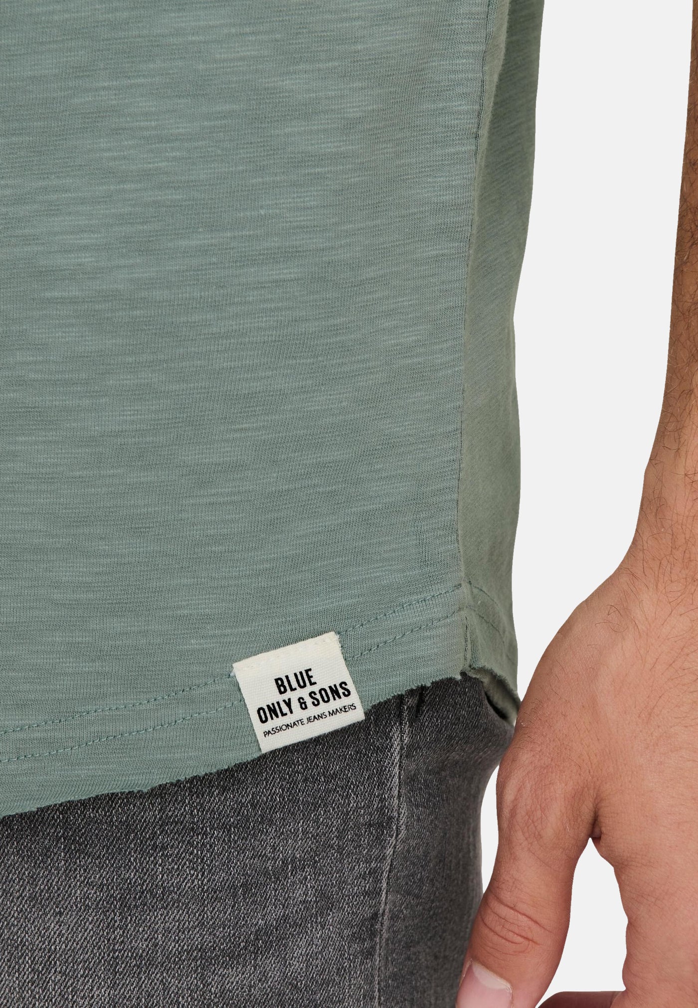 Only & Sons Kurzarmshirt Benne mit Rundhalsausschnitt, offene Kanten und Logo-Patch