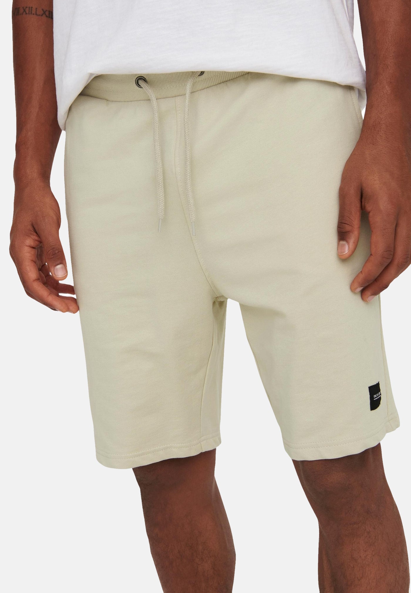Only & Sons Unifarbene kurze Hose Neil Sweat Shorts mit Kordelzug, Seitentaschen und Gesäßtasche in Regular Fit