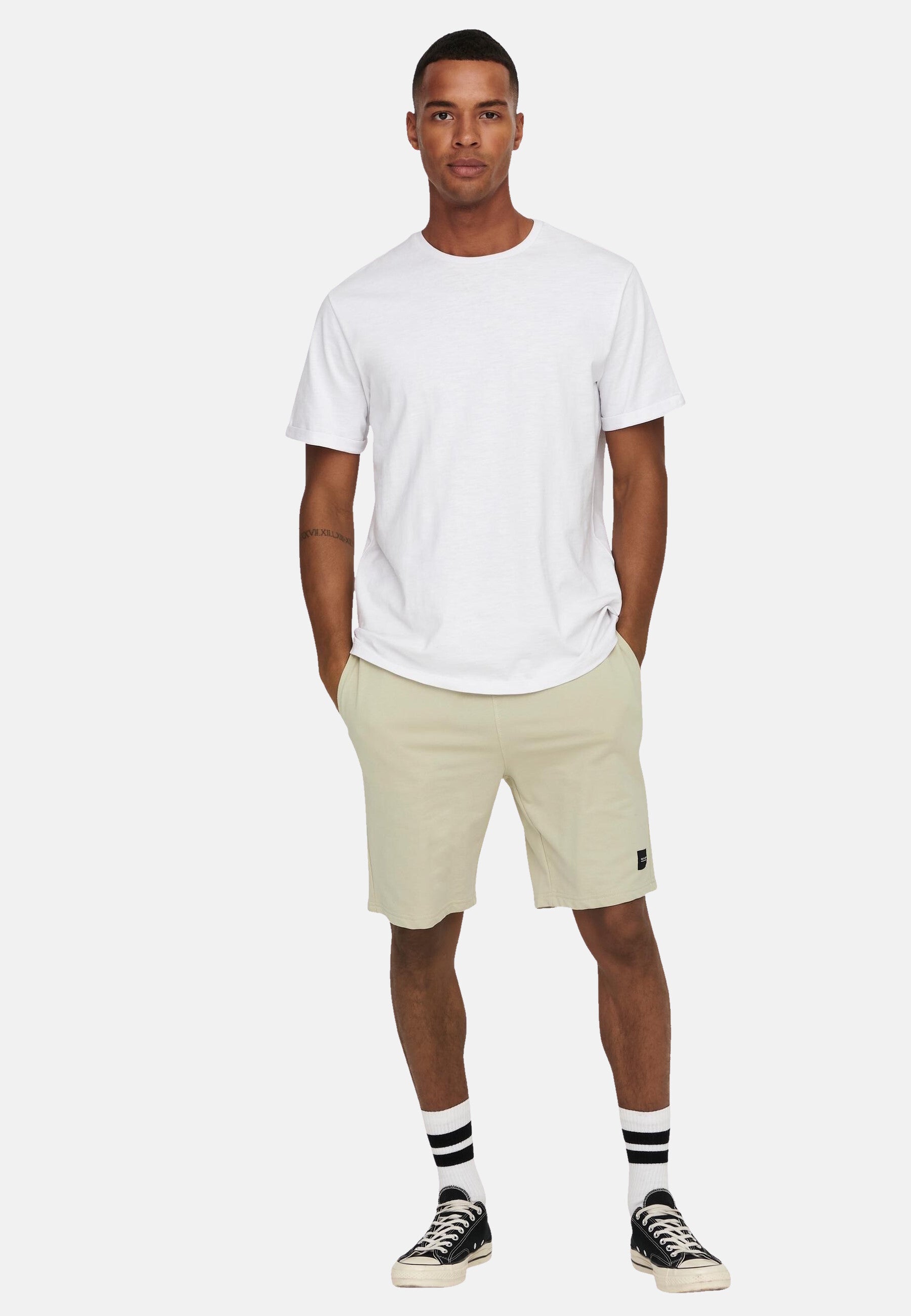Only & Sons Unifarbene kurze Hose Neil Sweat Shorts mit Kordelzug, Seitentaschen und Gesäßtasche in Regular Fit