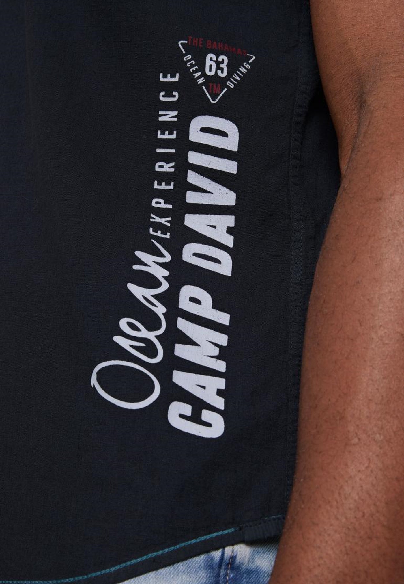 Camp David Kurzarm Freizeithemd mit Brusttasche und Label-Artworks in Regular Fit