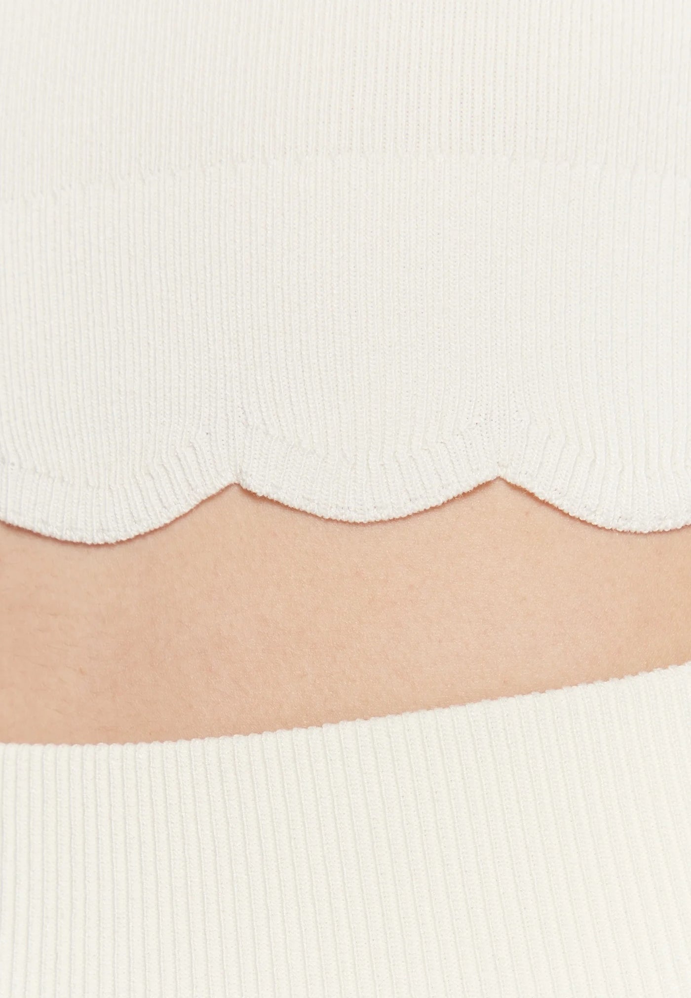 Guess Crop-Top ADA TOP SEAMLESS mit Rundhalsausschnitt und geripptem Saum im unifarbenem Design